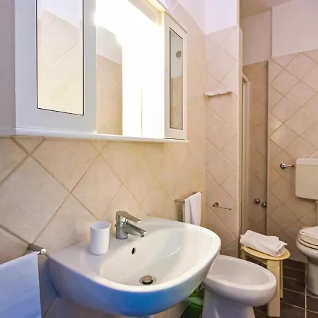 Stunning In Li With 1 Bedrooms
